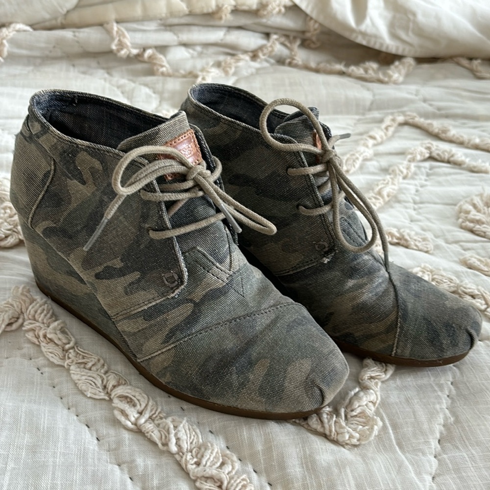 TOMS Camo Wedges